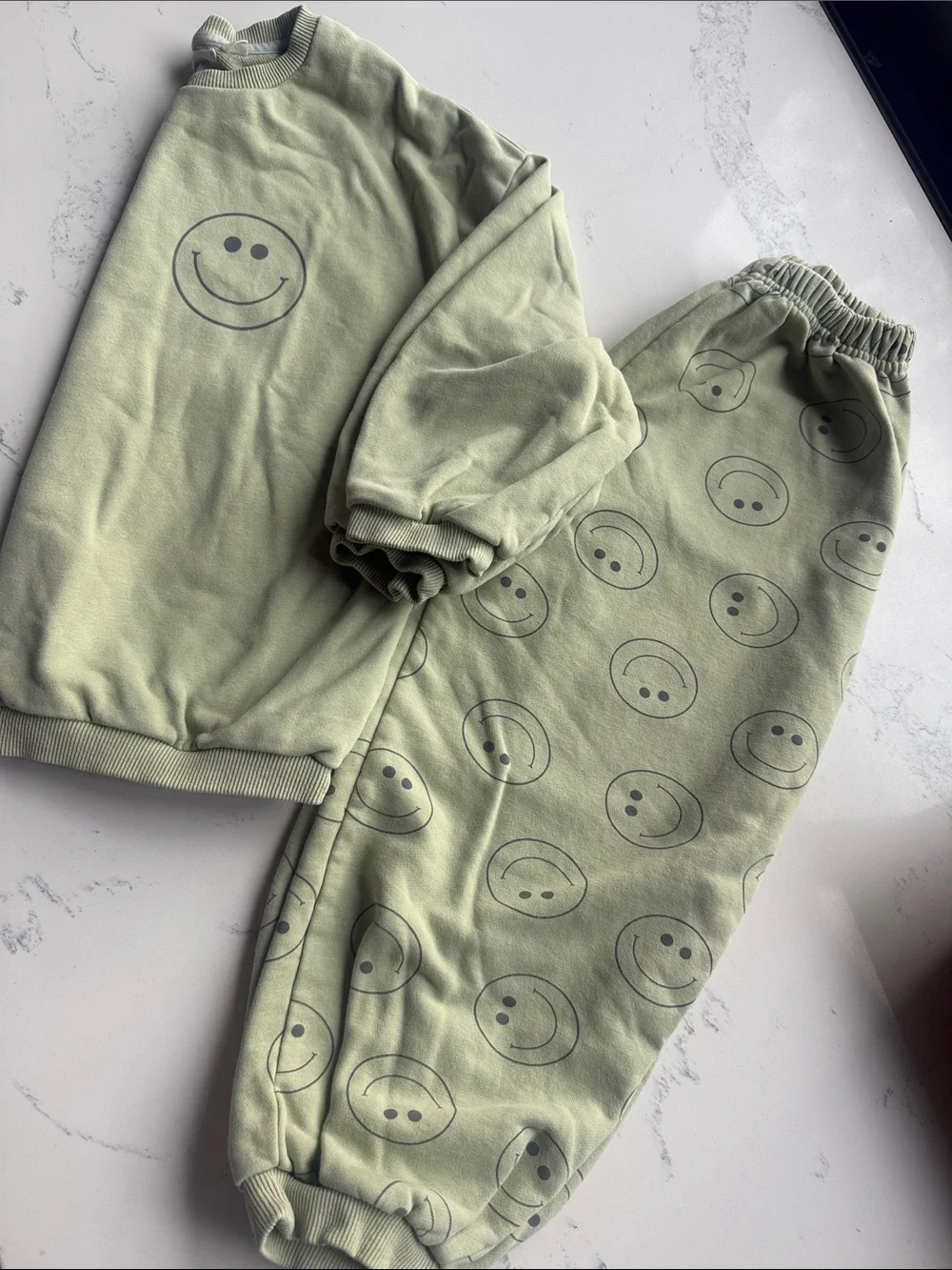 Indy and Pippa Smiley Jogger Set sweatshirt and sweatpants Green Color Size 6T